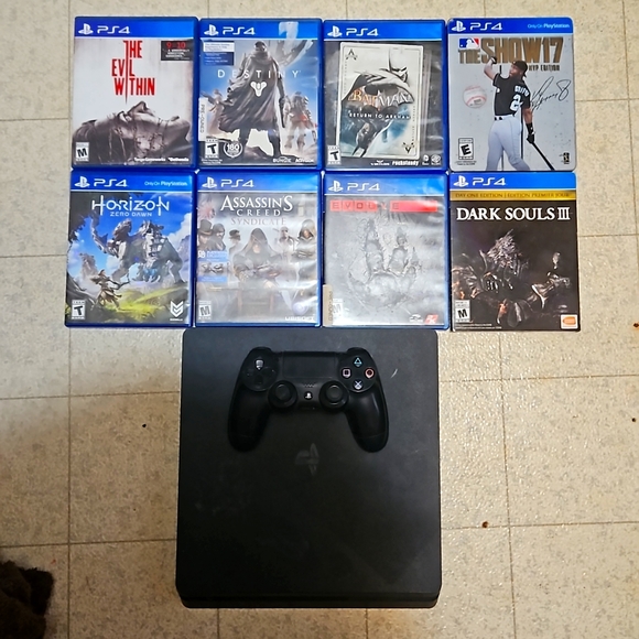 Playstation 4 Slim + 8 games and controller